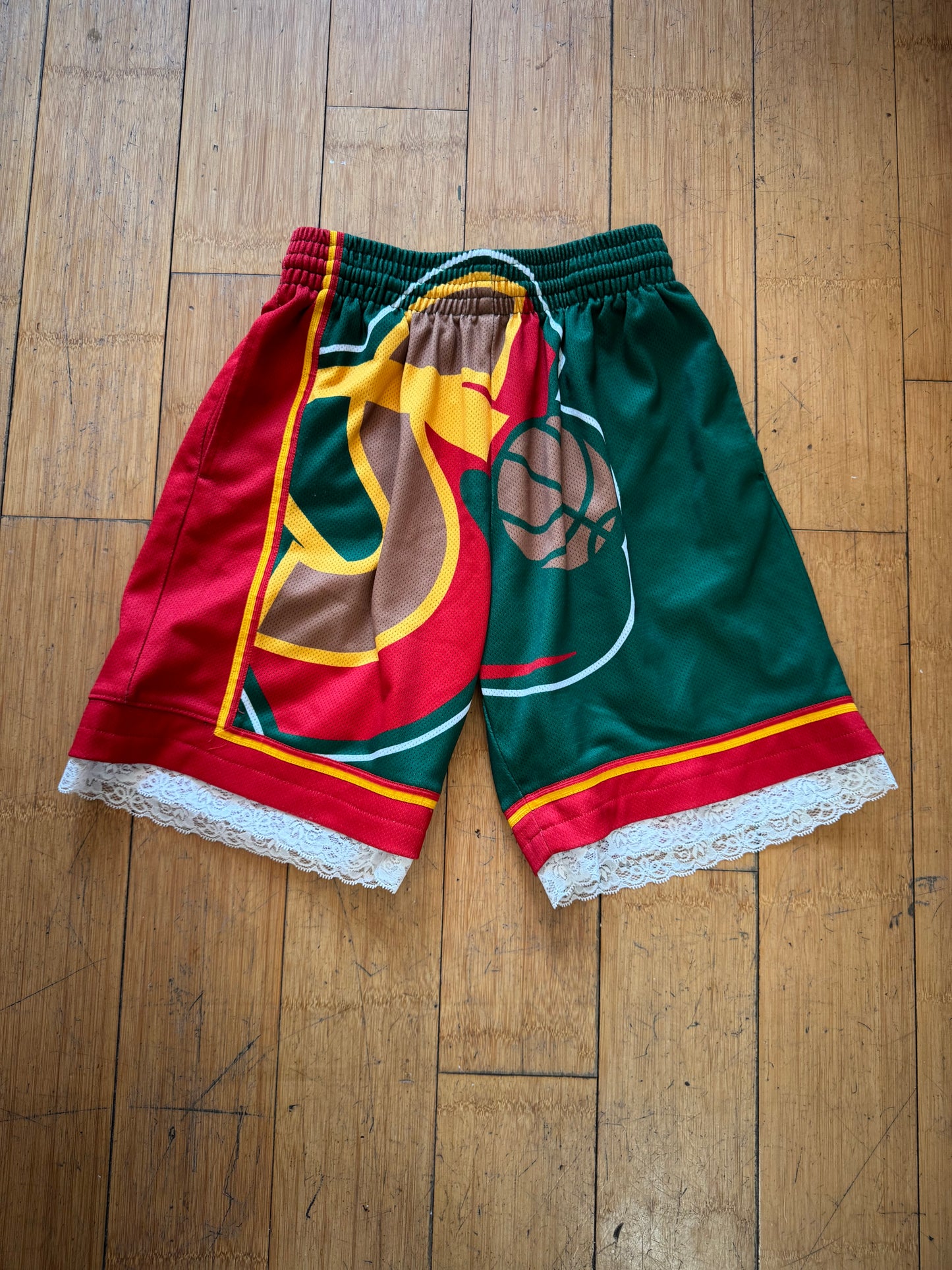 BASKETBALL GRAPHIC SHORTS