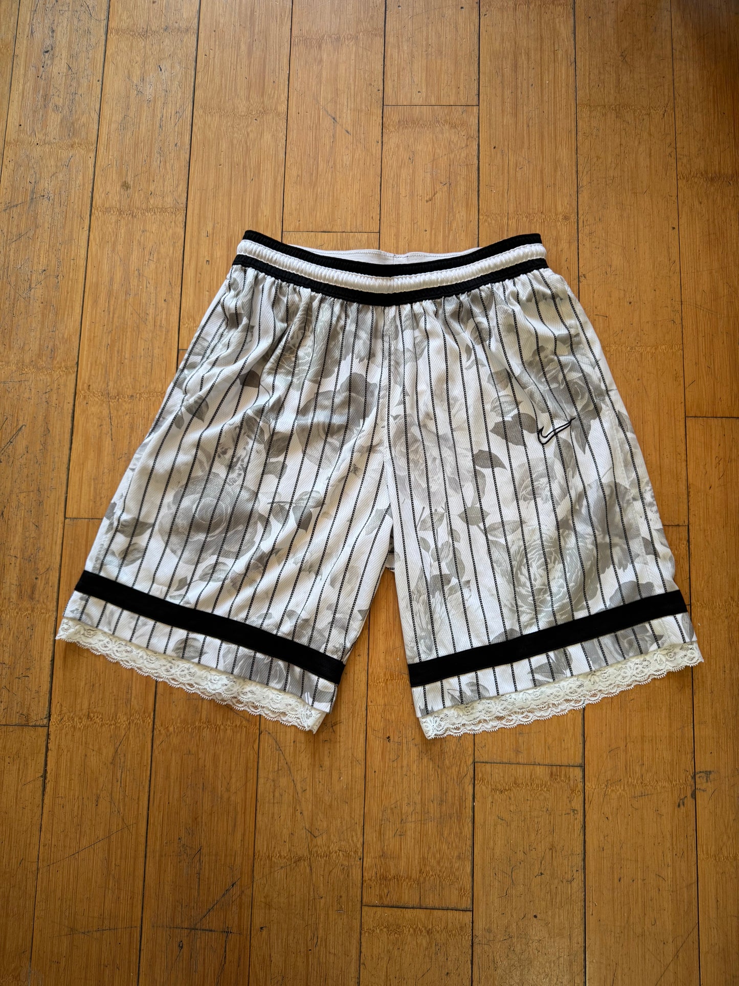 ROSE GRAPHIC SHORTS