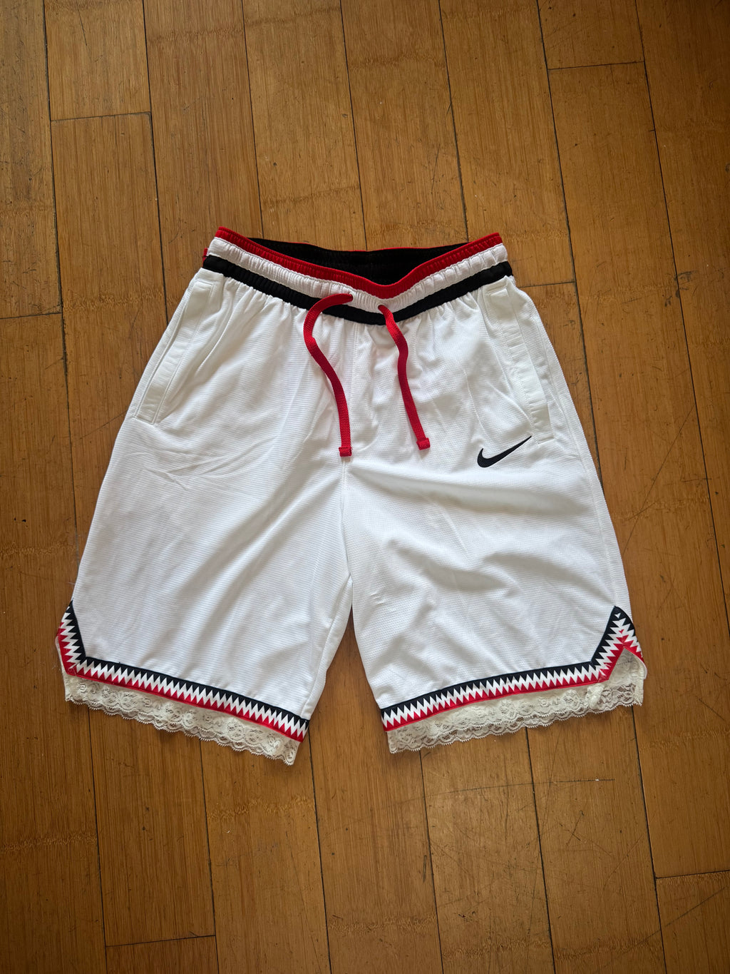 WHITE ZIG ZAG BASKETBALL SHORTS